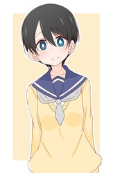  ame_(amechan17391739) black_hair blue_eyes blue_sailor_collar bright_pupils closed_mouth commentary female highres long_sleeves looking_at_viewer motosu_school_uniform neckerchief outline sailor_collar saitou_ena school_uniform short_hair short_sleeves smile solo sweater upper_body v-neck white_outline white_pupils yellow_background yellow_sweater yurucamp 