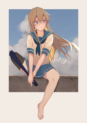  absurdres barefoot blonde_hair blue_eyes blue_neckerchief blue_sailor_collar blue_skirt closed_mouth cloud day female hair_between_eyes highres kantai_collection kkkhosuke long_hair neckerchief outdoors pleated_skirt prosthesis prosthetic_leg sailor_collar school_uniform serafuku shimakaze_(kancolle) short_sleeves sitting skirt sky solo 