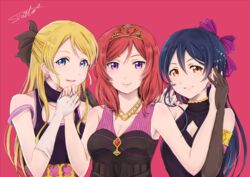  3girls arm_up ayase_eli black_dress black_gloves blonde_hair blue_eyes blue_hair cleavage_cutout clothing_cutout commentary_request dress earrings elbow_gloves gloves hair_between_eyes hair_ornament hair_ribbon hand_in_another&#039;s_hair highres holding_hands jewelry long_hair looking_at_viewer love_live! love_live!_school_idol_project multiple_girls nishikino_maki ponytail purple_eyes red_background red_hair ribbon simple_background sleeveless sleeveless_dress smile soldier_game sonoda_umi suito tiara upper_body white_gloves yellow_eyes 