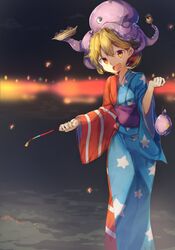  adapted_costume american_flag american_flag_kimono american_flag_print animal animal_on_head bad_id bad_twitter_id blonde_hair clownpiece commentary female flag_print food gensou_ningyou_enbu head_tilt highres holding japanese_clothes kimono long_sleeves looking_at_viewer night obi octopus oerba_yun_fang on_head open_mouth orange_eyes outdoors print_kimono sash smile solo standing star_(symbol) striped suminagashi takoyaki touhou water_balloon wide_sleeves wrist_extended yukata 