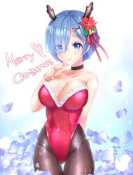  antlers ass_visible_through_thighs bad_id bad_pixiv_id bare_shoulders bell black_choker black_pantyhose blue_eyes blue_hair blush bracelet breasts choker christmas cleavage closed_mouth collarbone commentary cowboy_shot english_text eyes_visible_through_hair female flower fur_trim hair_flower hair_ornament hair_over_one_eye hair_ribbon hairclip hand_on_own_chin heart horns jewelry jingle_bell large_breasts leotard looking_at_viewer merry_christmas pantyhose petals re:zero_kara_hajimeru_isekai_seikatsu red_leotard red_ribbon rem_(re:zero) ribbon saltycaramel short_hair smile solo standing thigh_gap two-tone_background x_hair_ornament 