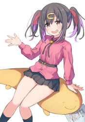  :d azuma_chitose bare_legs belt black_hair black_skirt black_socks bolo_tie commentary eyes_visible_through_hair feet_out_of_frame female hair_between_eyes hair_ornament hair_ribbon hairclip hand_up highres long_sleeves looking_at_viewer medium_hair multicolored_hair onii-chan_wa_oshimai! open_mouth oyama_mihari purple_hair red_eyes red_ribbon red_shirt ribbon shirt simple_background skirt smile socks solo tetesudeesu translated twintails two-tone_hair white_background wing_collar 