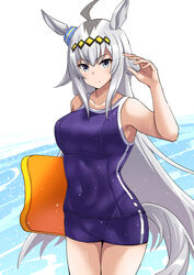  animal_ears arm_up bare_shoulders blue_eyes blush breasts closed_mouth commentary cowboy_shot ear_ornament female full_stomach grey_hair highres holding_kickboard horse_ears horse_girl kickboard long_hair looking_at_viewer medium_breasts midriff mihe multicolored_hair oguri_cap_(umamusume) simple_background solo squiggle streaked_hair swimsuit tracen_swimsuit umamusume very_long_hair water white_background x_navel 