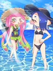  2girls alt_text alternate_costume amakusa_setoka bikini blue_hair blush clownfish earrings fish green_eyes hair_over_one_eye harmony&#039;s_clownfish_(splatoon) harmony_(splatoon) hat highres jewelry multiple_girls navel ocean octoling one-piece_swimsuit pink_hair pointy_ears red_eyes saliva shiver_(splatoon) splatoon_(series) splatoon_3 sun_hat swimsuit tropical_fish wet 