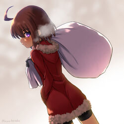  ahoge ass bike_shorts black_gloves blush brown_hair christmas coat commentary_request dutch_angle female flat_ass from_behind fur_trim gloves hand_in_pocket hood hood_down huge_ahoge koyama_keisuke linne_(under_night_in-birth) looking_back petite purple_eyes red_coat sack short_hair solo under_night_in-birth white_background 