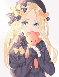  abigail_williams_(fate) akapug621 bad_id bad_pixiv_id black_bow black_hat black_shirt blonde_hair blue_eyes bow fate/grand_order fate_(series) female floating_hair hairbow hat holding holding_stuffed_toy long_hair looking_at_viewer multiple_hair_bows orange_bow parted_lips polka_dot polka_dot_bow shirt simple_background sleeves_past_fingers sleeves_past_wrists solo stuffed_animal stuffed_toy teddy_bear upper_body white_background 