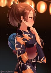  alternate_costume blue_eyes brown_hair commentary_request female floral_print from_side hand_fan japanese_clothes juurouta kantai_collection kimono lantern obi paper_fan ponytail protected_link sash shikinami_(kancolle) solo summer_festival twitter_username uchiwa yukata 