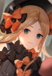  a_maru abigail_williams_(fate) bad_id bad_twitter_id black_bow black_dress black_hat blonde_hair blue_eyes blurry blurry_background bow depth_of_field dress eyes_visible_through_hair fate/grand_order fate_(series) female hat highres long_hair looking_at_viewer orange_bow parted_bangs parted_lips portrait smile solo 