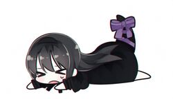  &gt;_&lt; akemi_homura akemi_homura_(black_dress) barefoot black_hair black_hairband chibi closed_eyes commentary_request dress fc_(efushii) female full_body funeral_dress hairband lizard_tail long_hair lying mahou_shoujo_madoka_magica mahou_shoujo_madoka_magica:_hangyaku_no_monogatari on_stomach open_mouth ribbon simple_background solo tail tears white_background 