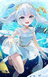  ancient_greek_clothes bad_id bad_pixiv_id barefoot blue_eyes blue_hair blunt_bangs butterflyfish clownfish female fins fish fish_tail gawr_gura gawr_gura_(party_dress) greco-roman_clothes grey_hair highres hololive hololive_english jewel_under_eye jewelry long_hair looking_at_viewer moorish_idol multicolored_hair necklace nunsori open_mouth polearm shark_fin shark_girl shark_tail sharp_teeth solo streaked_hair surgeonfish tail teeth trident tropical_fish underwater virtual_youtuber water weapon 