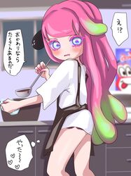  1other apron black_apron blue_eyes blush clownfish cooking cooking_pot female fish from_side gradient_hair green_hair harmony&#039;s_clownfish_(splatoon) harmony_(splatoon) highres indoors kitchen ladle long_hair looking_back multicolored_hair no_pants open_mouth pink_hair shirt short_sleeves splatoon_(series) splatoon_3 t-shirt tama_nya tentacle_hair thighs translation_request two-tone_hair white_shirt 