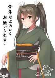  2019 abyssal_crane_princess abyssal_ship bag commentary_request cowboy_shot female green_eyes green_kimono grey_hair hair_ribbon hand_on_own_hip highres japanese_clothes k_jie kantai_collection kimono long_hair looking_at_viewer new_year obi ribbon sash satchel simple_background smile solo split_mouth translated twintails white_background white_ribbon zuikaku_(kancolle) 