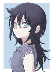  black_hair blue_background blue_eyes border casual commentary_request female from_side frown highres kuroki_tomoko long_hair looking_at_viewer short_sleeves solo upper_body watashi_ga_motenai_no_wa_dou_kangaetemo_omaera_ga_warui! white_border zatou_(kirsakizato) 