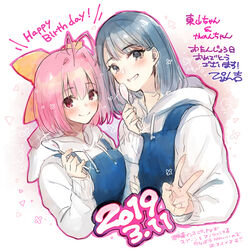  2girls antenna_hair birthday blue_eyes blue_overalls blush bow breasts closed_mouth commentary_request dated drawstring english_text flat_chest grin hair_between_eyes hair_ornament hairbow happy_birthday holding holding_another&#039;s_arm holding_spoon hood hood_down hoodie kami_nomi_zo_shiru_sekai long_sleeves looking_at_viewer medium_hair multiple_girls nakagawa_kanon open_mouth outline overalls pink_eyes pink_hair pink_outline pyon-kichi ribbon short_hair signature small_breasts smile spoon touyama_nao v white_hoodie yellow_bow 