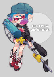  absurdres artist_name bike_shorts black_shirt black_shorts blue_hair blue_hat blue_tongue blunt_bangs bob_cut cabbie_hat closed_mouth clothes_writing colored_tongue commentary cross-laced_footwear e-liter_4k_(splatoon) female full_body gradient_hair grey_background hat high_tops highres house-tag_denim_cap_(splatoon) inkling inkling_(language) inkling_girl inkling_player_character long_sleeves looking_at_viewer multicolored_hair no_socks print_shirt purple_eyes purple_hair sahata_saba scope shirt shoes short_hair shorts signature simple_background smile sneakers solo splatoon_(series) splatoon_2 standing tentacle_hair white_footwear 