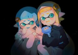  2girls artist_name black_background black_shirt blonde_hair blue_hair blue_tongue blunt_bangs colored_tongue flower frown green_eyes hair_flower hair_ornament headband highres holding holding_pillow inkling inkling_girl inkling_player_character jellyfish_(splatoon) long_hair long_sleeves looking_at_viewer multiple_girls off-shoulder_shirt off_shoulder open_mouth pillow sahata_saba scared shirt signature simple_background sitting splatoon_(series) squid sweatdrop tentacle_hair white_headband white_shirt yellow_tongue 