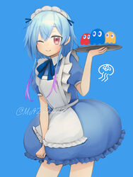  1boy alternate_costume apron arknights artist_name blinky_(pac-man) blue_background blue_dress blue_hair blue_ribbon closed_mouth clyde_(pac-man) commentary_request crossdressing dress enmaided frilled_apron frills ghost gradient_hair hair_between_eyes highres holding holding_tray inky_(pac-man) looking_at_viewer maid maid_apron male_focus mizuki_(arknights) moribe_denkou multicolored_hair neck_ribbon one_eye_closed pac-man_(game) pink_eyes puffy_short_sleeves puffy_sleeves purple_hair ribbon short_hair short_hair_with_long_locks short_sleeves sidelocks signature simple_background smile solo tray twitter_username two-tone_hair white_apron 