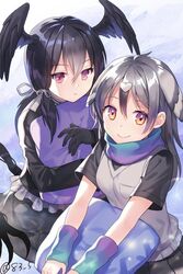  2girls bird_girl bird_tail bird_wings black_hair black_shirt blue_scarf blush bow commentary_request grey_hair grey_shirt grey_skirt grey_vest hair_tie hairbow head_wings hugging_object kemono_friends long_hair long_sleeves looking_at_viewer multiple_girls orange_eyes pillow pillow_hug pleated_skirt purple_scarf red_eyes rock_dove_(kemono_friends) scarf shirt short_sleeves skirt smile tail vest wings wristband yamigo yatagarasu_(kemono_friends) 