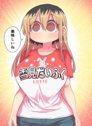  @_@ blonde_hair breasts brown_eyes brown_hair commentary_request denim eyebrows_hidden_by_hair female highres huge_breasts jeans kinjo_no_hito_no_nakimushi lotte_(company) no_mouth ochiai_(kinjo_no_hito_no_nakimushi) orange_background pants shirt solo speech_bubble t-shirt tented_shirt translation_request two-tone_shirt wide-eyed zyugoya 