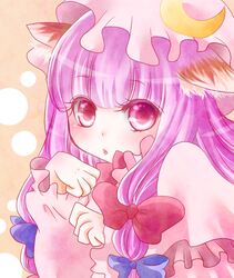  animal_ears bow cat_ears commentary_request crescent eyelashes female hairbow hat kemonomimi_mode long_hair long_sleeves looking_at_viewer patchouli_knowledge paw_pose pink_background polka_dot purple_eyes purple_hair solo soyd_562 tongue tongue_out touhou upper_body 