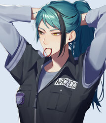  13_(bbr584607091) arms_behind_head arms_up black_hair blue_hair blush breast_pocket breasts brown_eyes clothes_writing commentary earrings female genderswap_(mtf) grey_background hair_tie hair_tie_in_mouth heterochromia highres jade_leech jewelry layered_clothes layered_sleeves long_hair long_sleeves looking_away mouth_hold multicolored_hair night_raven_college_gym_uniform no_earrings piercing_hole pocket ponytail rule_63 short_over_long_sleeves short_sleeves sideways_glance simple_background solo streaked_hair sweat symbol-only_commentary twisted_wonderland tying_hair upper_body yellow_eyes zipper 