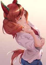  animal_ears blue_pants breasts brown_background brown_eyes brown_hair cleavage commentary_request female gradient_background highres horse_ears horse_girl horse_tail jacket looking_at_viewer multicolored_hair nice_nature_(umamusume) pants red_hair short_hair solo streaked_hair sugarbeat tail twintails umamusume white_jacket yellow_background 