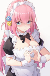  apron black_bow black_bowtie blue_eyes bocchi_the_rock! bow bowtie breasts cleavage cube_hair_ornament detached_collar female gotoh_hitori grey_background hair_ornament heart heart_hands highres large_breasts ling_huanxiang long_hair looking_at_viewer maid maid_apron official_alternate_costume pink_hair puffy_short_sleeves puffy_sleeves short_sleeves simple_background upper_body white_apron wrist_cuffs 