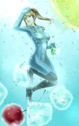  air_bubble armpits blonde_hair blue_eyes blurry bodysuit bottle breasts bubble cherry commentary_request depth_of_field drink emblem female food fruit full_body gloves grin hair_tie hand_up happy high_ponytail highres holding ice ice_cube large_breasts leg_lift lemon lemon_slice long_hair looking_at_viewer metroid mini_person minigirl pilot_suit ponytail samus_aran sidelocks smile solo turtleneck underwater wasabi_(legemd) water zero_suit 