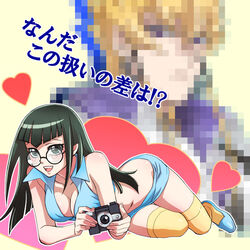  1boy @_@ camera carly_nagisa censored check_translation coke-bottle_glasses commentary_request female glasses green_eyes green_hair identity_censor jack_atlas ki_(pixiv239687) long_hair midriff navel painttool_sai_(medium) thighhighs translation_request yu-gi-oh! yu-gi-oh!_5d&#039;s 