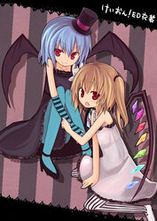  2girls akiyama_mio akiyama_mio_(cosplay) amakaze_sora bat_wings blonde_hair blue_hair blue_pantyhose commentary_request cosplay don&#039;t_say_&quot;lazy&quot; fingerless_gloves flandre_scarlet gloves hat hirasawa_yui hirasawa_yui_(cosplay) k-on! mini_hat mini_top_hat multiple_girls one_side_up pantyhose parody ponytail red_eyes remilia_scarlet short_hair siblings sisters striped_background striped_clothes striped_pantyhose top_hat touhou vertical-striped_clothes vertical-striped_pantyhose wings 