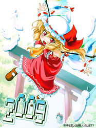  2009 2girls angry ascot bare_shoulders blonde_hair bow brown_footwear clothes_theft cosplay detached_sleeves fangs feathers flandre_scarlet flying frilled_skirt frills full_body hairbow hakurei_reimu hakurei_reimu_(cosplay) hat hat_ribbon long_skirt marusuke mob_cap multiple_girls one_side_up open_mouth outdoors ponytail red_bow red_eyes red_ribbon red_skirt ribbon ribbon-trimmed_headwear ribbon-trimmed_sleeves ribbon_trim short_hair skirt solo_focus theft torii touhou white_feathers white_headwear white_legwear wings yellow_ascot 