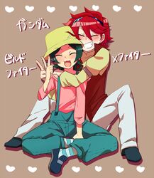  2boys :3 blush closed_eyes commentary_request green_hair gundam gundam_build_fighters hat housengo hug hug_from_behind male_focus multiple_boys open_mouth red_hair reiji_(gundam_bf) smile v yasaka_mao 