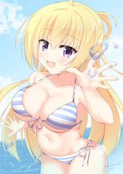  absurdres ahoge bare_arms bikini blonde_hair blue_sky blush breasts chataring_mai cleavage cloud collarbone commentary female folded_ponytail hair_between_eyes hand_up happy highres large_breasts lena_liechtenauer long_hair looking_at_viewer navel ocean open_mouth purple_eyes senren_banka side-tie_bikini_bottom sidelocks signature skindentation sky smile solo standing stomach striped_bikini striped_clothes swimsuit underboob very_long_hair water_drop waving 