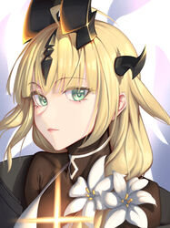  arknights black_shirt blonde_hair bowlp commentary_request female flower green_eyes hair_flower hair_ornament horns long_hair looking_at_viewer pink_lips reed_(arknights) reed_the_flame_shadow_(arknights) shirt solo upper_body white_flower 