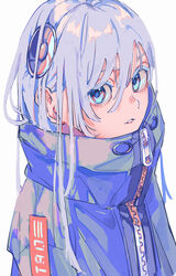  blue_eyes female grey_hair hair_between_eyes high_collar highres long_hair looking_at_viewer original parted_lips ritao_kamo simple_background solo upper_body white_background zipper zipper_pull_tab 