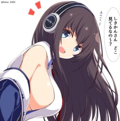  :d azur_lane blue_eyes breasts brown_hair commentary_request female headphones highres kamishiro_(rsg10679) large_breasts long_hair long_island_(azur_lane) looking_at_viewer open_mouth sideboob simple_background smile solo speech_bubble translated twitter_username upper_body white_background 