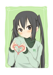  blush commentary_request female green_background heart heart_hands k-on! long_hair mushi_baibai nakano_azusa simple_background solo 