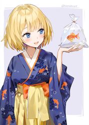  animal_print bag bagged_fish blonde_hair blue_eyes blue_kimono blunt_bangs blush female fish fish_print floral_print goldfish goldfish_print hakama hakama_skirt highres holding hololive hololive_english japanese_clothes kimono long_sleeves looking_to_the_side obi official_alternate_costume official_alternate_hairstyle open_mouth plastic_bag pleated_skirt purple_background sash short_hair simple_background skirt smile solo sunako_(veera) twitter_username two-tone_background upper_body virtual_youtuber watermark watson_amelia watson_amelia_(new_year) white_background wide_sleeves yellow_hakama yellow_skirt 