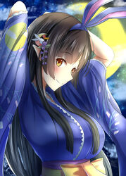  arms_up black_hair blue_kimono breasts commentary_request crescent_moon female hair_between_eyes hair_ornament hairband japanese_clothes kimono long_hair long_sleeves looking_at_viewer looking_to_the_side medium_breasts mikuriya_9on mikuriya_hitotose moon night night_sky pointy_ears ram_hachimin sky smile solo upper_body virtual_youtuber wide_sleeves yellow_eyes yukata 