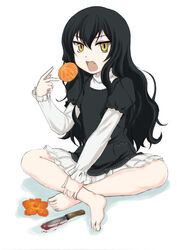  barefoot black_hair blood blouse brown_eyes commentary_request eating female food fruit full_body highres holding knife layered_sleeves long_hair long_sleeves miniskirt nimouto oerba_yun_fang open_mouth orange_(fruit) photoshop_(medium) pleated_skirt shirt short_over_long_sleeves short_sleeves simple_background sitting skirt solo usotsuki_mii-kun_to_kowareta_maa-chan wan&#039;yan_aguda white_background white_skirt 