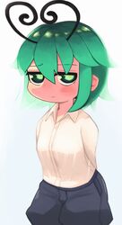  antennae black_shorts blush breasts closed_mouth collared_shirt commentary cowboy_shot female green_eyes green_hair hair_between_eyes heart highres looking_at_viewer shirt short_hair shorts simple_background small_breasts solo touhou ugif white_background white_shirt wriggle_nightbug 