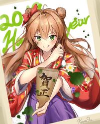  :q antenna_hair blush bow calligraphy_brush closed_mouth commentary_request double_bun female girls&#039;_frontline green_eyes hagoita hair_between_eyes hair_bun hairbow hakama hakama_skirt happy_new_year highres holding holding_paintbrush japanese_clothes kimono ky_(ky990533) light_brown_hair long_hair long_sleeves looking_at_viewer new_year official_alternate_costume paddle paint_splatter paint_splatter_on_face paintbrush purple_hakama red_bow red_kimono rfb_(girls&#039;_frontline) rfb_(new_year&#039;s_mvp)_(girls&#039;_frontline) short_kimono signature skirt solo tongue tongue_out very_long_hair wide_sleeves 