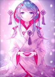  blue_eyes blue_hair commentary_request cup female hair_ornament hatsune_miku hood japanese_clothes kimono long_hair md5_mismatch moco sakazuki smile snowflakes solo uchikake vocaloid wataboushi yuki_miku yuki_miku_(2013) 