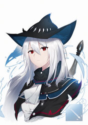  7t absurdres arknights ascot black_capelet black_hat capelet chinese_commentary closed_mouth expressionless female hair_between_eyes hat highres long_hair looking_at_viewer orca photoshop_(medium) red_eyes shirt simple_background skadi_(arknights) solo sword upper_body weapon weapon_on_back white_ascot white_background white_hair white_shirt 