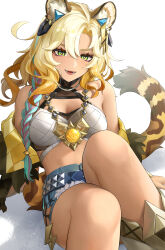  :d absurdres animal_ears bare_shoulders belt blonde_hair braid crop_top dark_skin female genshin_impact green_eyes highres jaguar_ears jaguar_tail long_hair looking_at_viewer midriff off_shoulder open_mouth sitting smile solo stomach tail taira_(taira_oekaki) white_background xilonen_(genshin_impact) 