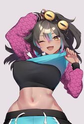  aqua_hair black_hair blue_jacket breasts brown_eyes clothes_lift crop_top dark-skinned_female dark_skin english_commentary eyewear_on_head female grey_background hair_between_eyes highres ho-cki indie_virtual_youtuber jacket jacket_lift long_hair midriff multicolored_clothes multicolored_hair multicolored_jacket navel neon_harper neon_harper_(1st_costume) open_mouth pink_hair pink_sleeves second-party_source solo stomach streaked_hair virtual_youtuber 