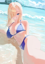  alternate_costume armpit_crease asuna_(blue_archive) asymmetrical_bangs bare_shoulders beach bikini blonde_hair blue_archive blue_bikini blue_eyes blue_halo breasts cloud commentary day eyes_visible_through_hair female grin hair_over_one_eye halo halterneck highres large_breasts light_blush long_bangs long_hair looking_at_viewer lying mole mole_on_breast multi-strapped_bikini_bottom navel ocean on_side outdoors shore smile solo starblue stomach swimsuit underboob water 