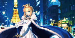  artoria_pendragon_(fate) blonde_hair blue_cape cape commentary_request crown dress fate/grand_order fate/stay_night fate_(series) female gloves green_eyes highres looking_at_viewer official_alternate_costume official_art photo_background real_world_location saber_(fate) saber_(under_the_same_sky)_(fate) solo sword takeuchi_takashi tokyo_tower weapon white_dress white_gloves 