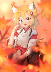  :d absurdres animal_ear_fluff animal_ears blurry blurry_background blush commentary_request depth_of_field female flower fox_ears fox_girl fox_tail hair_flower hair_ornament highres japanese_clothes leaf looking_at_viewer maple_leaf miko oerba_yun_fang open_mouth orange_background ribbon-trimmed_clothes ribbon_trim senko_(sewayaki_kitsune_no_senko-san) sewayaki_kitsune_no_senko-san shanonon smile solo tail yellow_eyes 