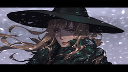  black_hat blonde_hair commentary expressionless eyelashes female floating_hair grey_background hat highres letterboxed lips long_hair looking_at_viewer nose original portrait red_lips saturn_(satscarlet) snowing solo wind yellow_eyes 